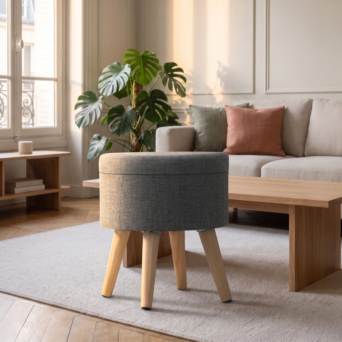 Tabouret de rangement en bois gris clair posé seul