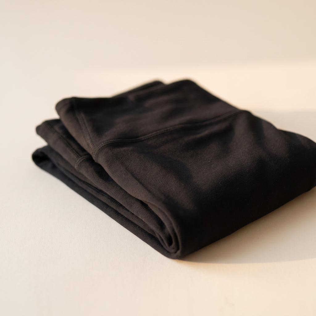 Legging noir plié présenté sur fond clair