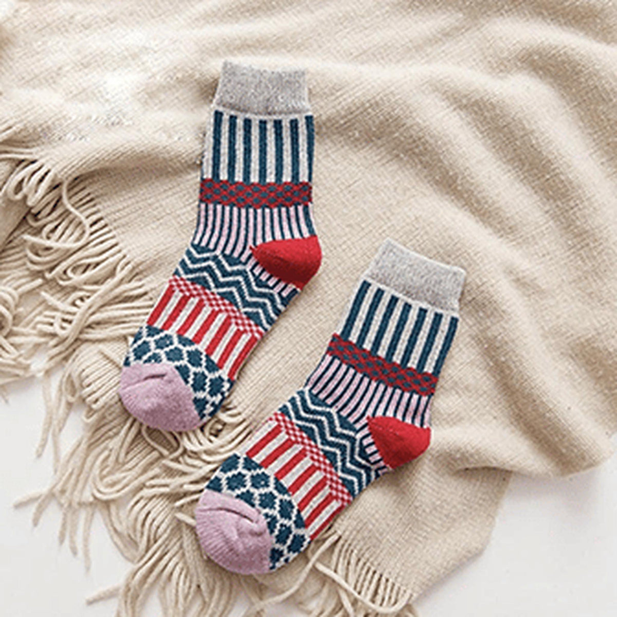Chaussettes chaudes à motifs bleu, rouge et lilas posées à plat
