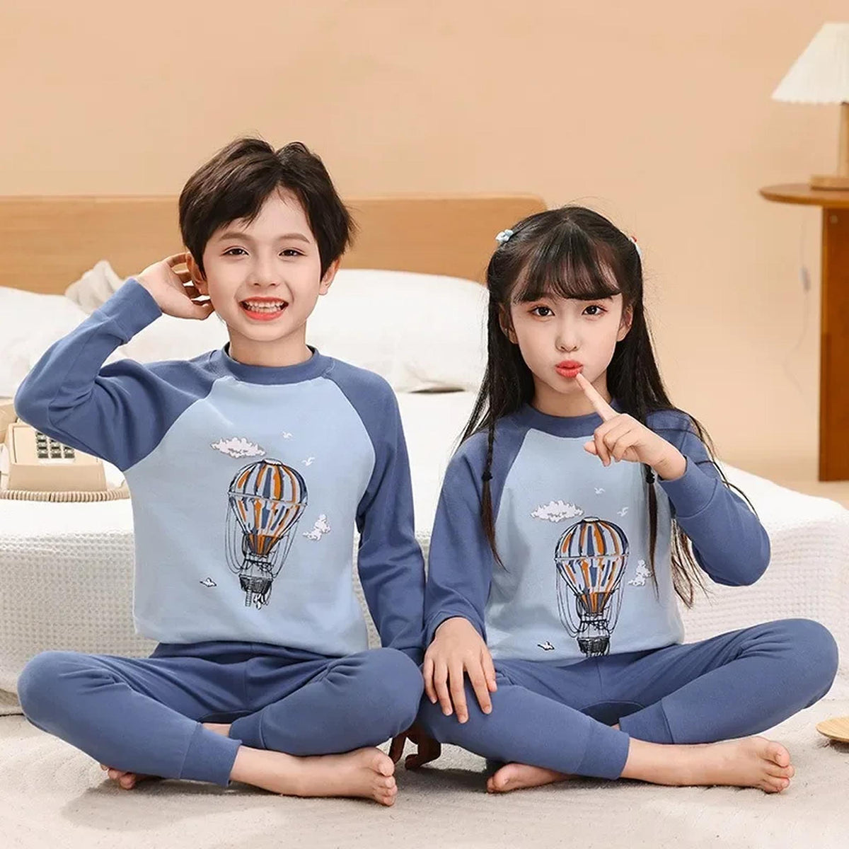 Pyjama en coton à motif montgolfières bleues, vue rapprochée sur fond blanc