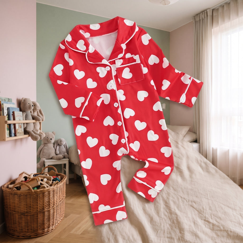 Combinaison pyjama bébé à cœurs, vue rapprochée sur fond blanc