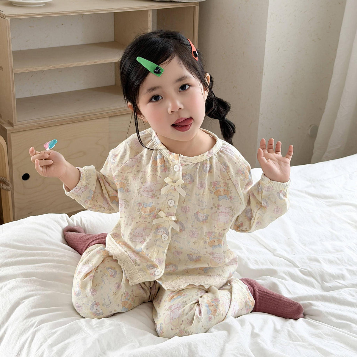 Pyjama en coton à imprimé oursons et lapins, vue rapprochée sur fond blanc
