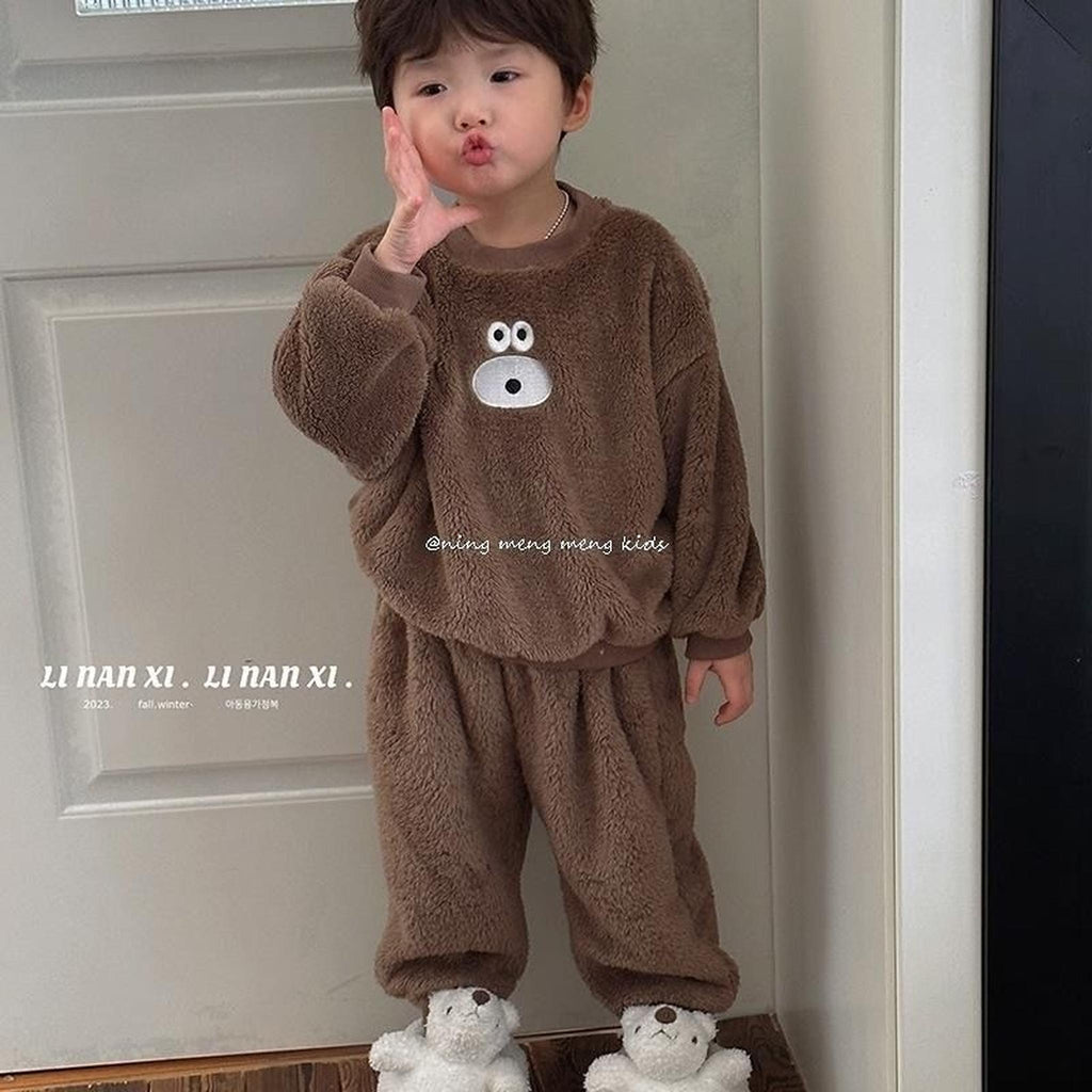 Pyjama peluche ours brun, vue rapprochée sur fond blanc