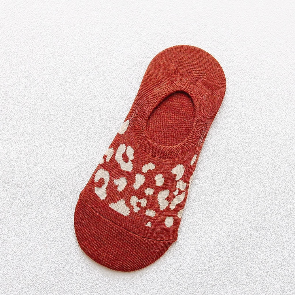 Chaussette invisible rouge à motif léopard vue à plat