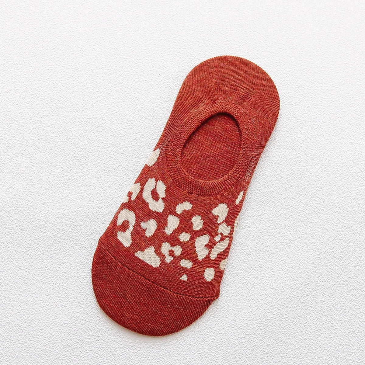 Chaussette invisible rouge à motif léopard vue à plat