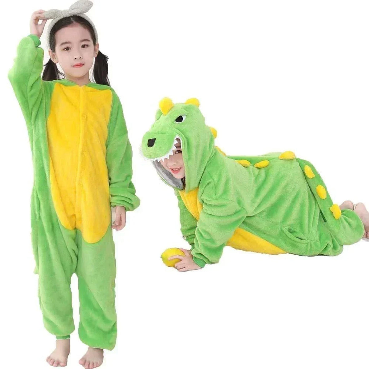 Combinaison pyjama dinosaure vert à capuche, vue rapprochée sur fond blanc