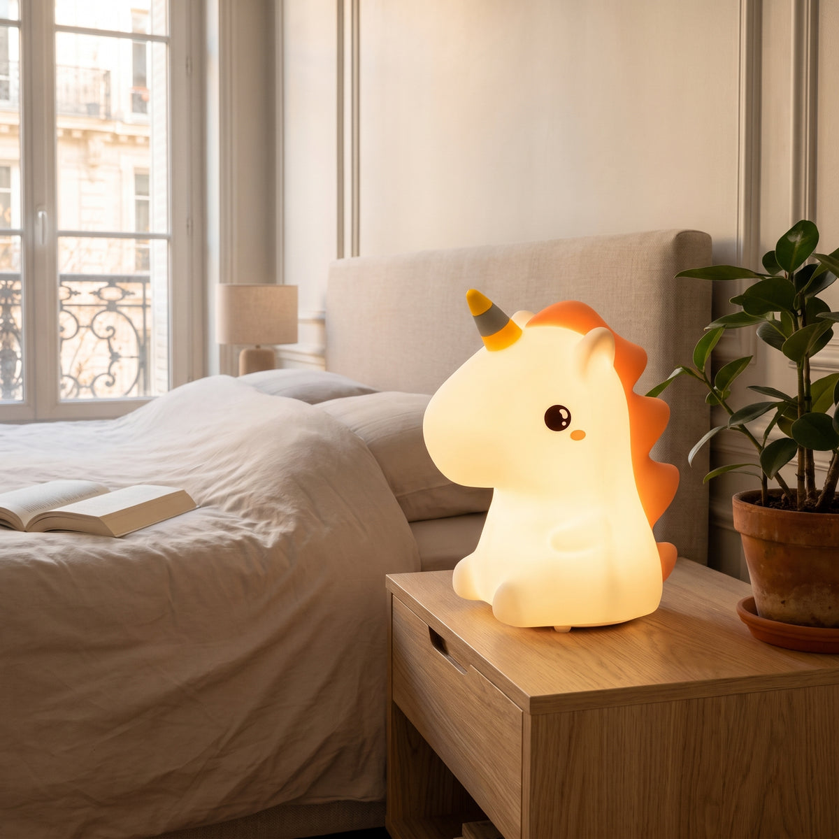 Veilleuse licorne en silicone posée seule sur une surface, vue de face