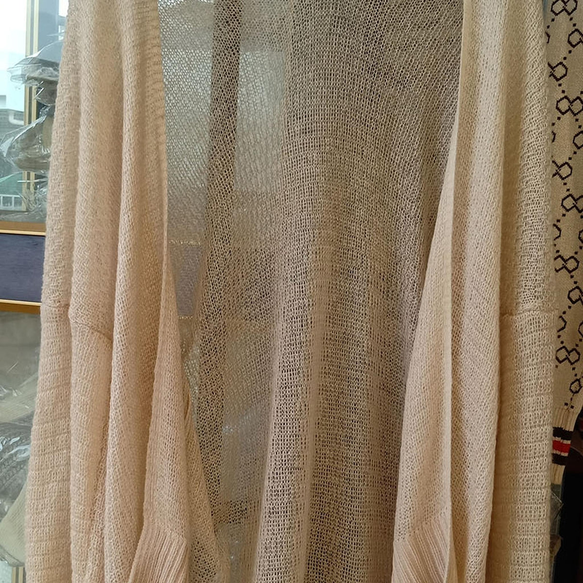 Cardigan beige en maille ajourée vue de face