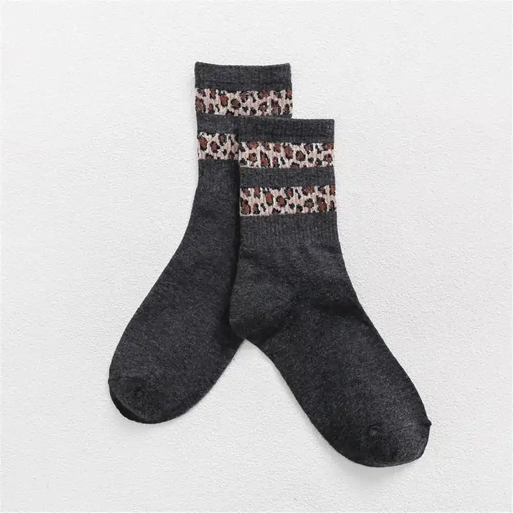 Détail des bandes léopard sur la chaussette grise