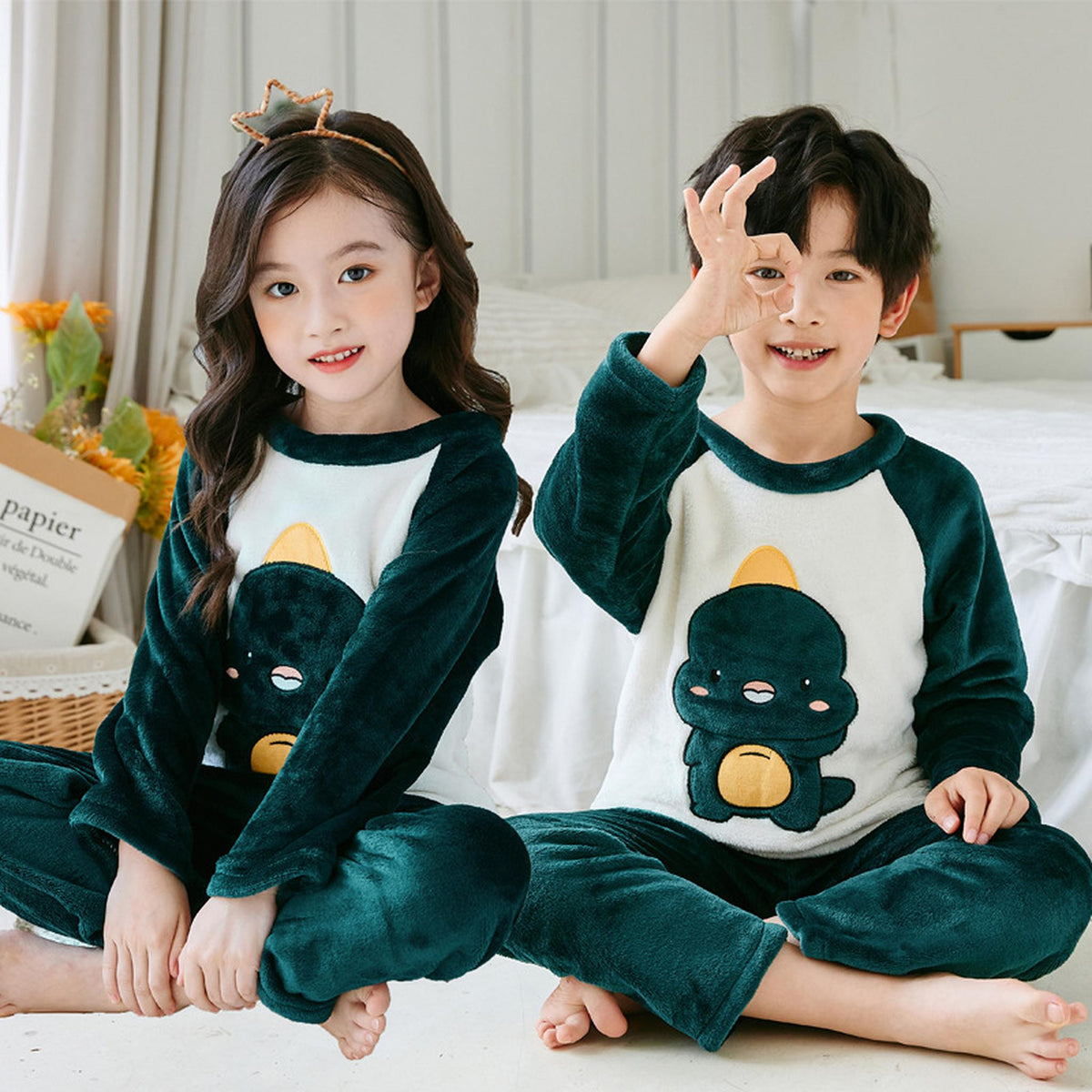 Pyjama polaire dinosaures vert foncé, vue rapprochée sur fond blanc