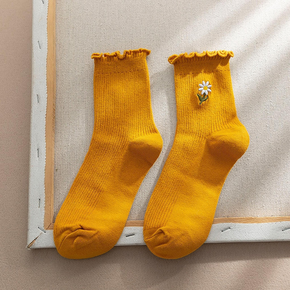 Chaussettes à volants, détail des fleurs brodées