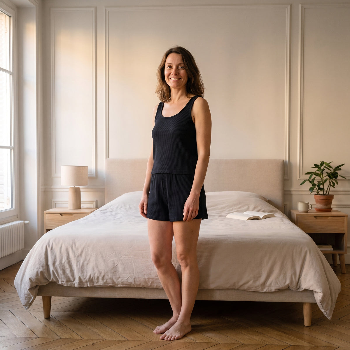 Ensemble d'été bleu marine porté debout par une femme