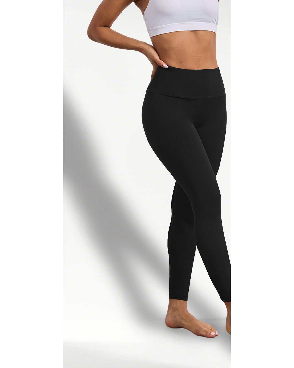 Femme portant un legging noir à taille haute dans un salon
