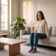 Chaussettes chaudes à motifs bleu, rouge et lilas portées par une femme sur son canapé