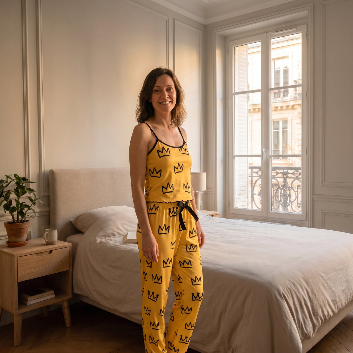 Pyjama en satin jaune sans manches porté par une femme