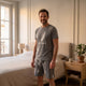 Pyjama en coton à plumes porté par un homme debout