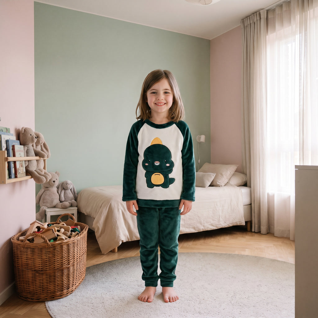 Enfant portant le pyjama polaire dinosaures vert foncé