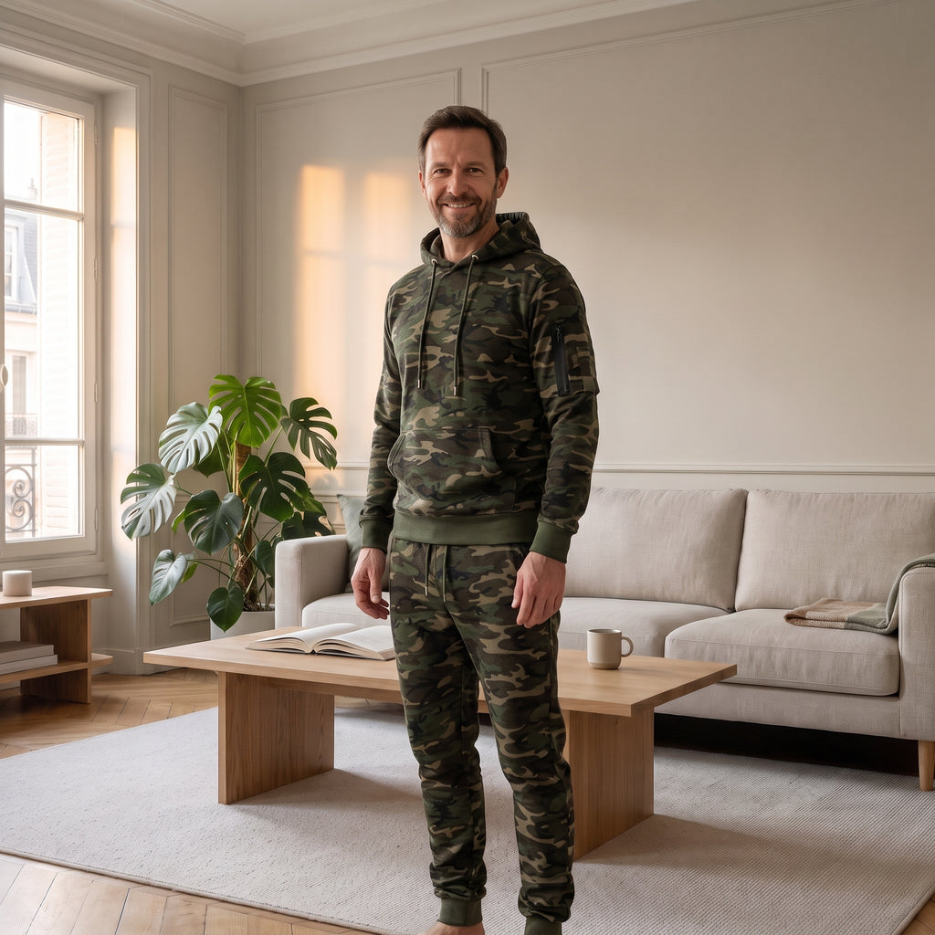 Survêtement camo vert porté par un homme debout