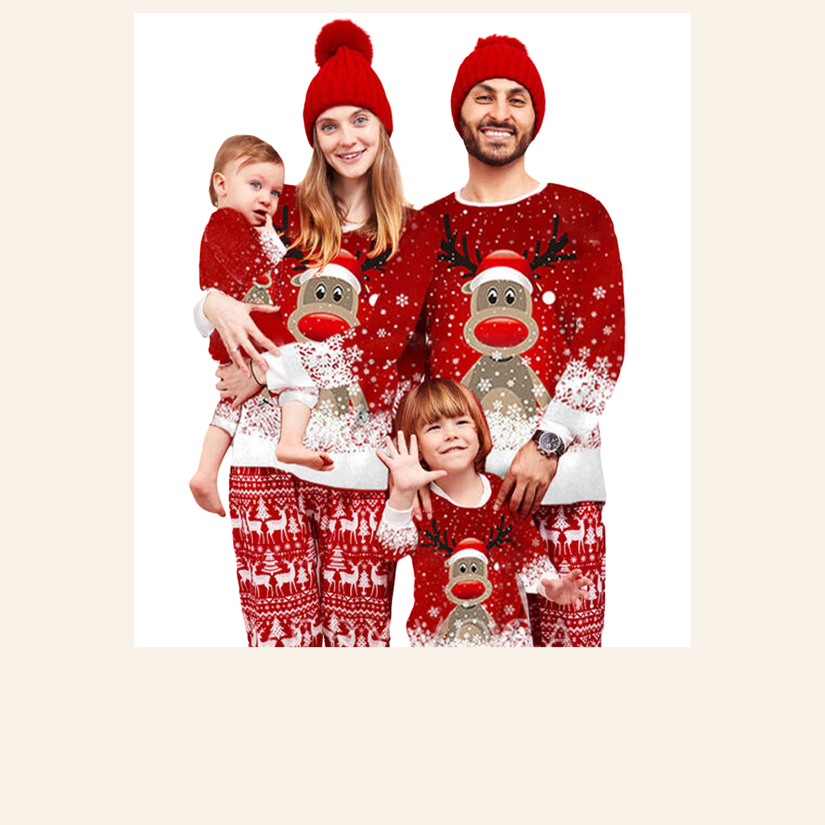 Famille portant le pyjama de Noël rouge à renne assorti