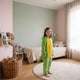 Enfant portant la combinaison pyjama dinosaure vert à capuche