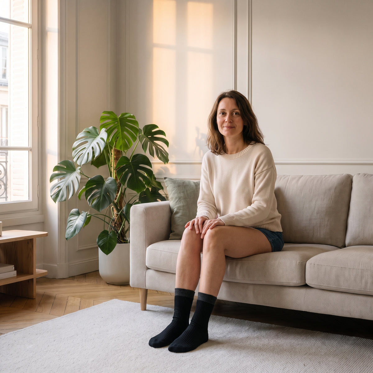 Chaussettes unies noires à revers contrastant portées