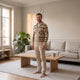 Cardigan homme marron à motifs géométriques porté dans le salon