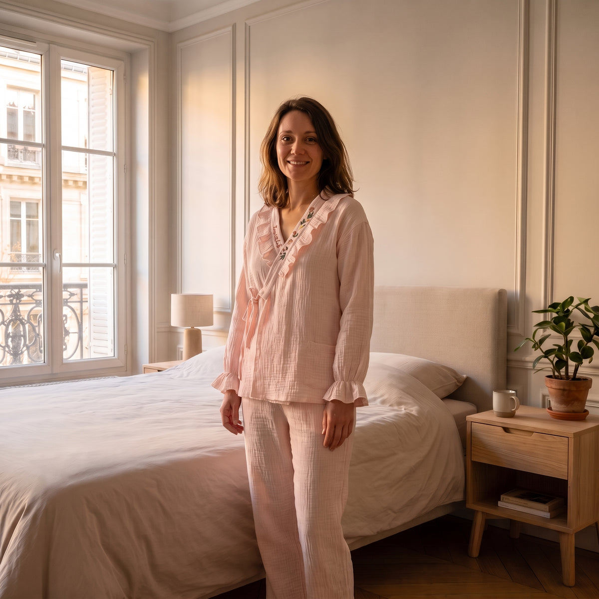 Pyjama femme cache-cœur brodé rose porté