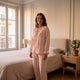 Pyjama femme cache-cœur brodé rose porté