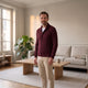 Cardigan homme bordeaux torsadé à col châle porté dans le salon