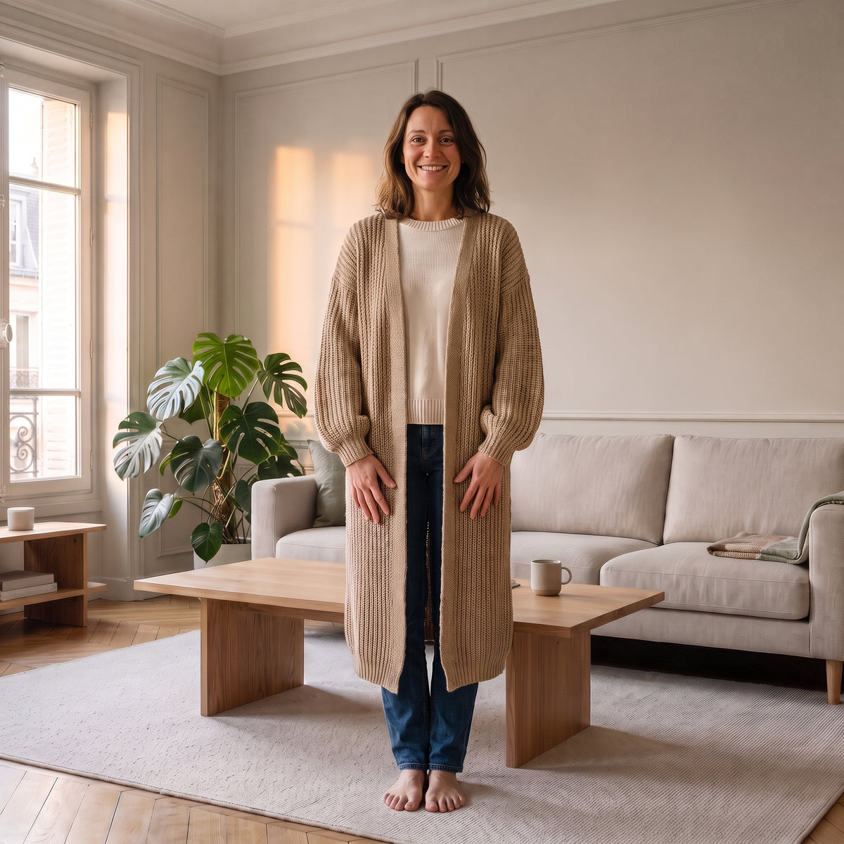 Cardigan long beige camel en côtes anglaises porté dans le salon