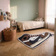 Tapis enfant en forme de basket marron posé au sol d'une chambre d'enfant