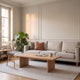 Coussin de chaise gris matelassé posé sur une chaise