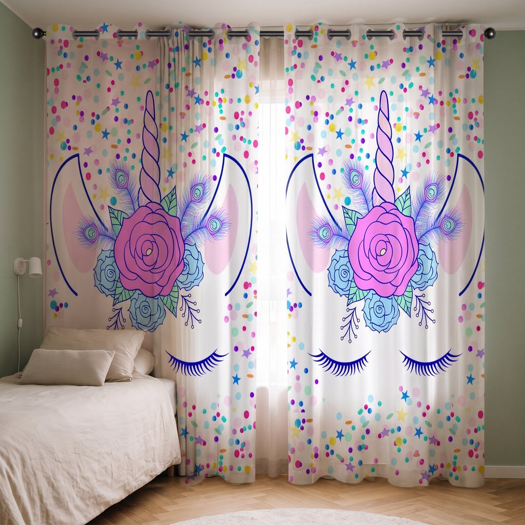 Rideau licorne occultant bleu tendu sur une fenêtre de chambre d'enfant, tringle et œillets visibles