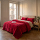 Housse de couette imitation velours Soulmate dépliée sur le lit
