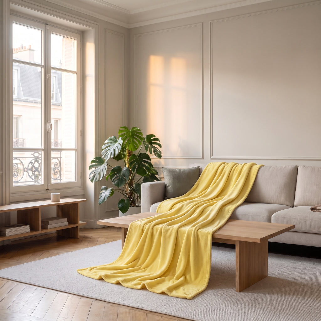 Plaid en flanelle jaune jeté sur le canapé d'un salon