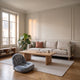 Coussin de sol gris à dossier capitonné dans le salon