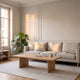 Housse de coussin en fausse fourrure écrue posée dans le salon