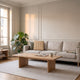 Coussin biscuit beige posé dans le salon