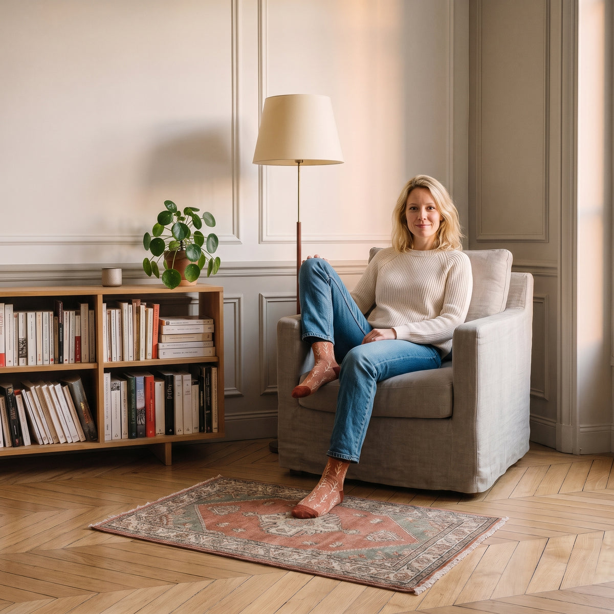 Chaussettes à motif feuillage portées assise dans un coin lecture