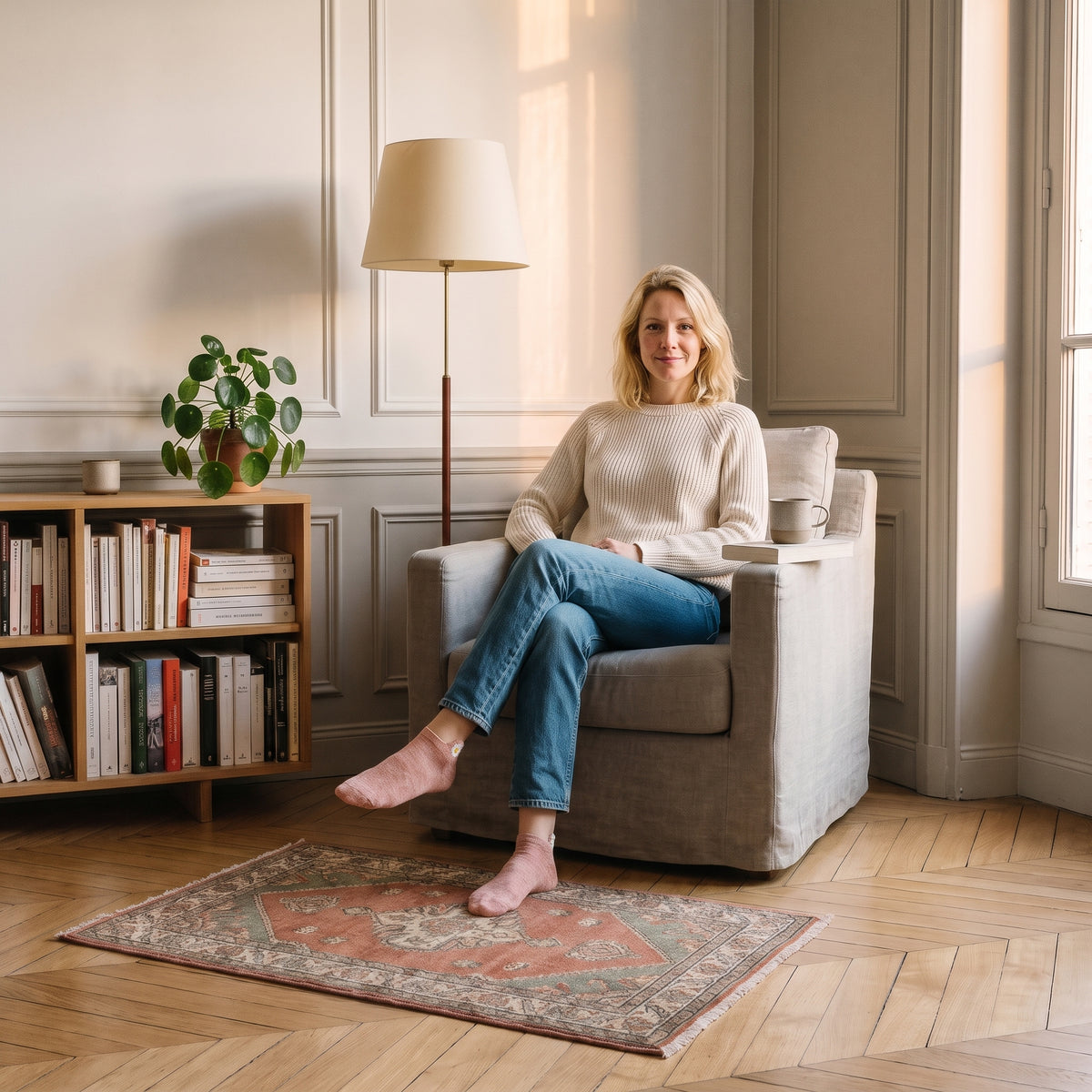 Chaussettes basses à marguerite brodée portées assise dans un coin lecture