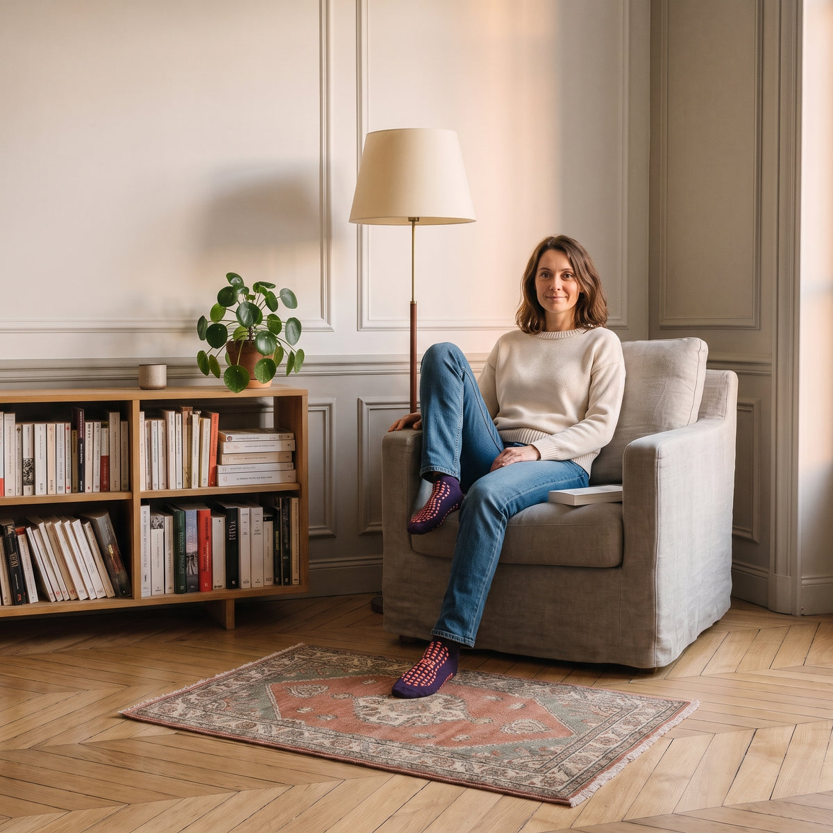 Chaussettes antidérapantes portées assise dans un coin lecture