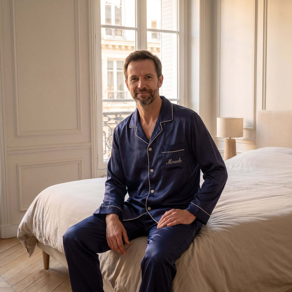 Pyjama homme Miracle bleu porté assis dans une chambre