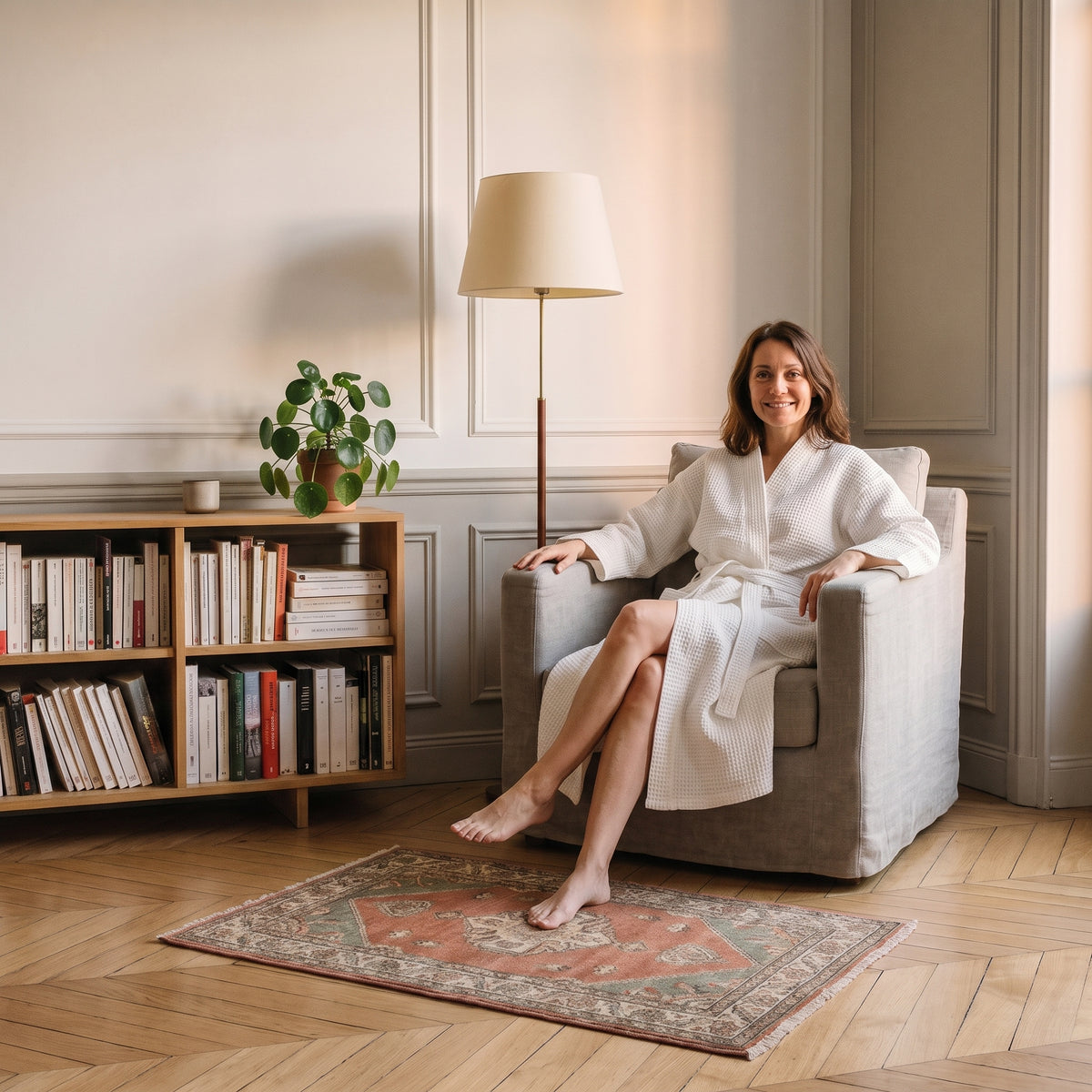 Peignoir long en coton blanc cassé dans un coin lecture