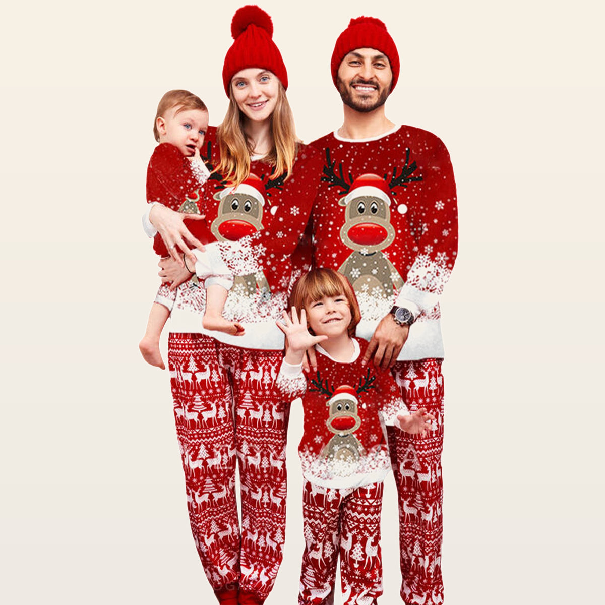 Portrait studio d'une famille en pyjama de Noël rouge à renne