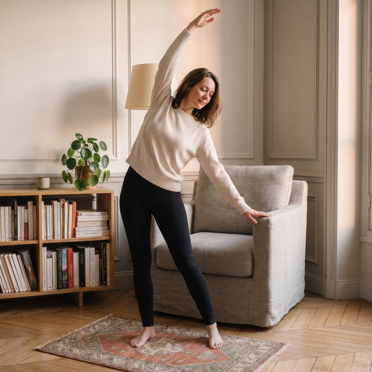 Femme du casting portant le legging noir pendant un étirement dans le coin lecture