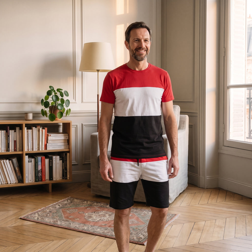 Homme assis dans un coin lecture avec l’ensemble rouge