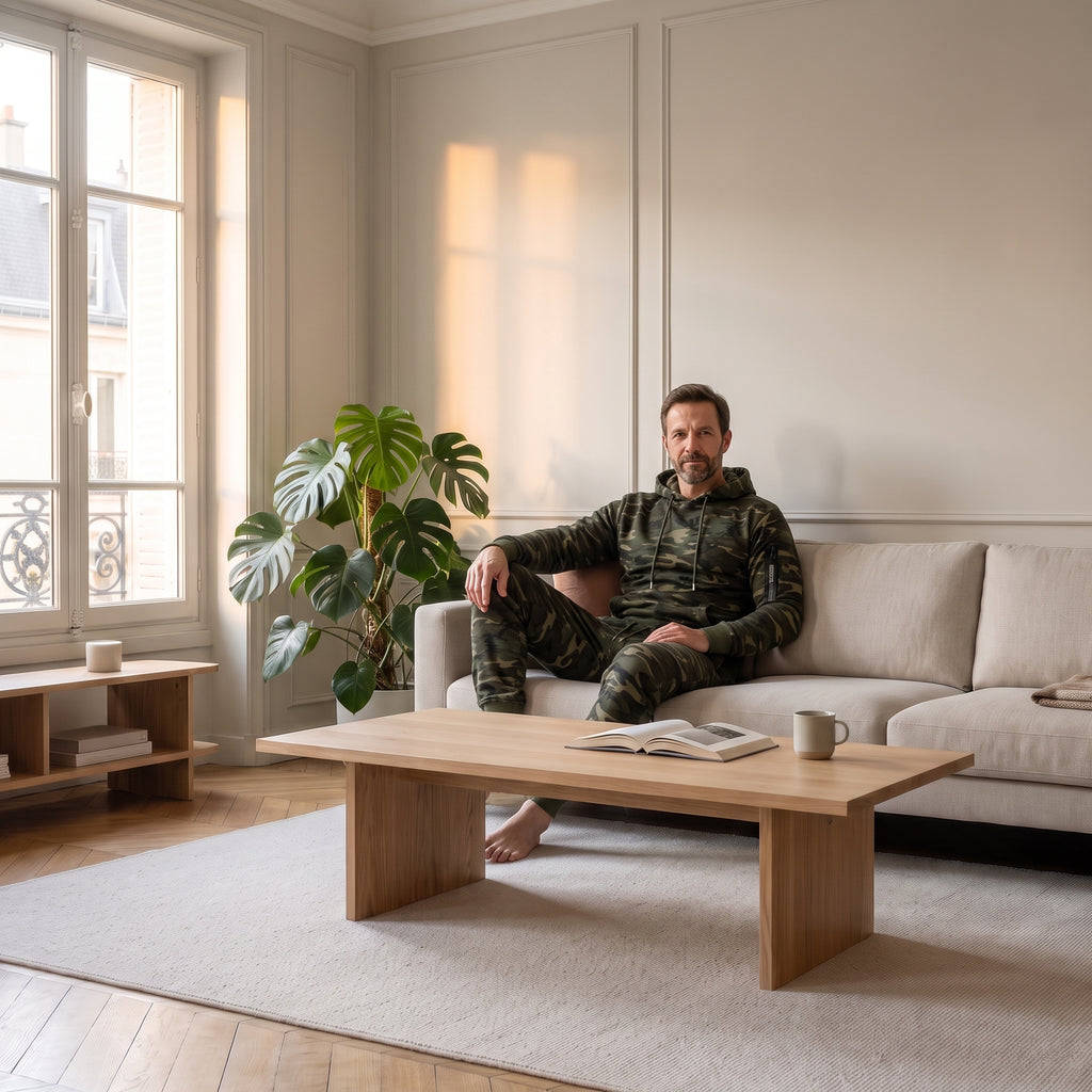 Survêtement camo vert porté par un homme assis dans un salon