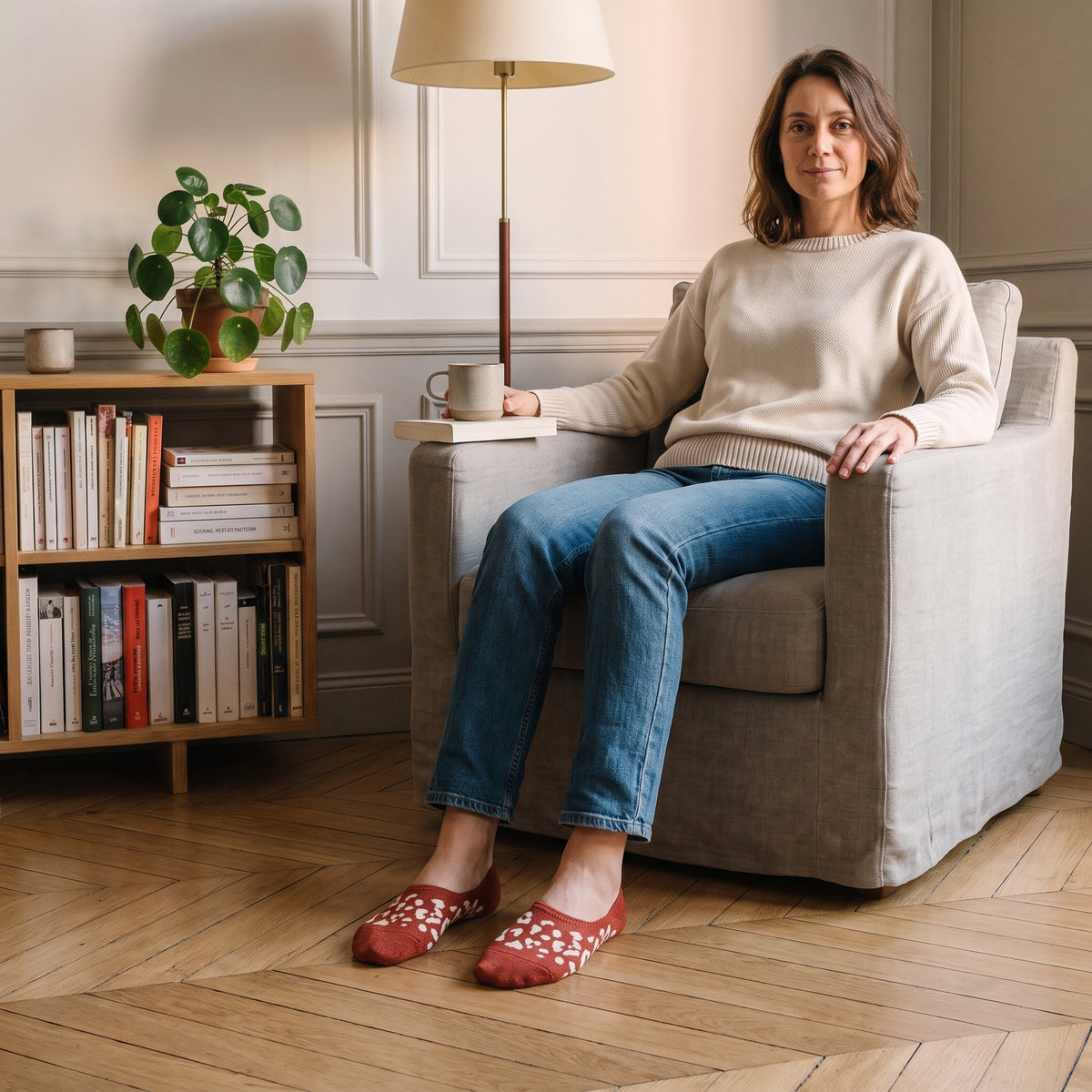 Chaussettes rouges à motif léopard portées dans un coin lecture