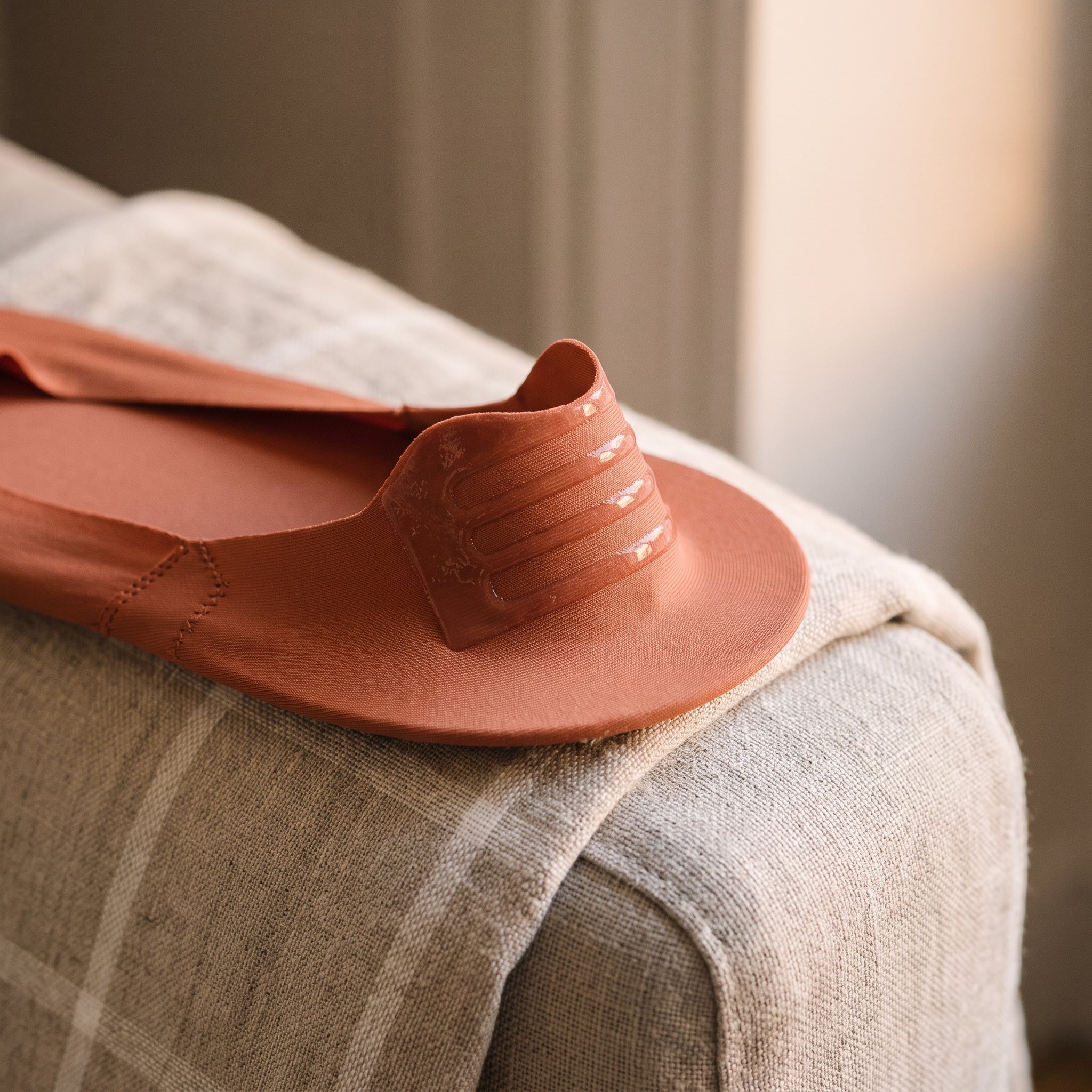 Gros plan sur les bandes de silicone à l'intérieur du talon d'une socquette invisible terracotta Image