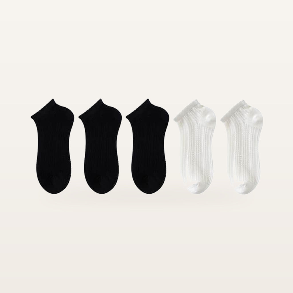 Assortiment de cinq paires de socquettes en maille ajourée : trois paires noires et deux écrues